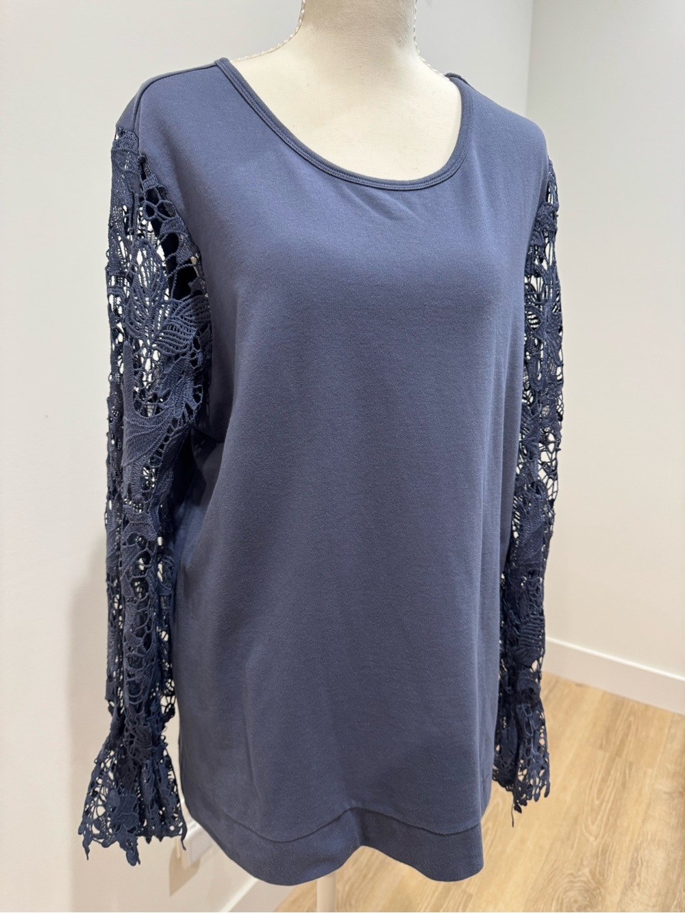 Hannah Blue Lace-Sleeve Sweatshirt size L/Xl